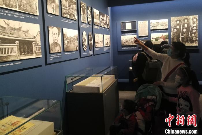 10月25日，“金瓯无缺--纪念台湾光复七十五周年主题展”在中国国家博物馆开幕。图为民众观展。　陈小愿 摄