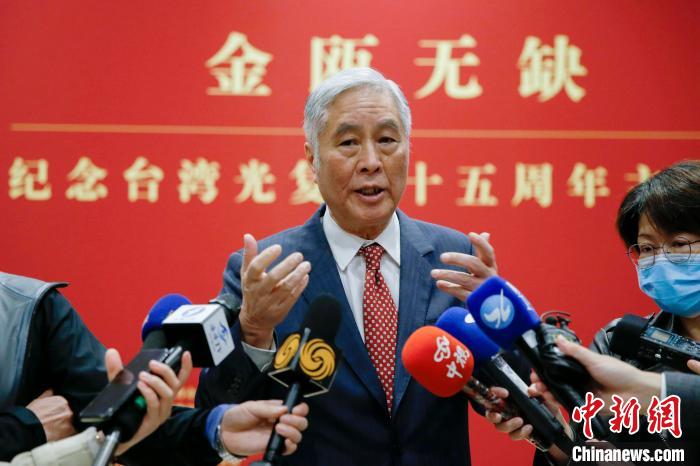 10月25日，“金瓯无缺--纪念台湾光复七十五周年主题展”在中国国家博物馆开幕。台湾两岸统合学会执行长郑旗生观展后接受媒体采访。　蒋启明 摄