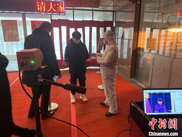 新冠肺炎疫情发生以来，君太百货积极作好防控工作。图为1月29日，工作人员为进店顾客测量体温。润泰环保供图