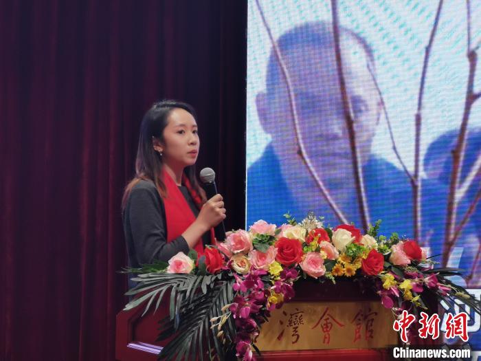 11月7日，“瞭望海峡70年——全国台联两岸媒体分享会”在北京台湾会馆举行。图为今日头条两岸寻亲项目负责人、台湾青年周思妤分享两岸老兵寻亲的故事。　刘大炜 摄