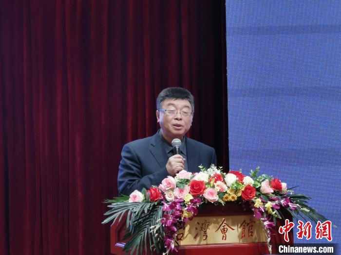 11月7日，“瞭望海峡70年——全国台联两岸媒体分享会”在北京台湾会馆举行。图为来自台湾的中国文化大学教授邱毅分享对“九二共识”的看法。　刘大炜 摄