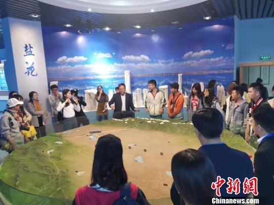 图为参加2019北京高校台生精英研习营活动的师生们参观青海大学科技馆。　刘和平 摄