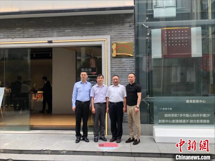 在合肥的台胞、台商、台资企业可以通过服务中心直接咨询法律问题。　张俊 摄