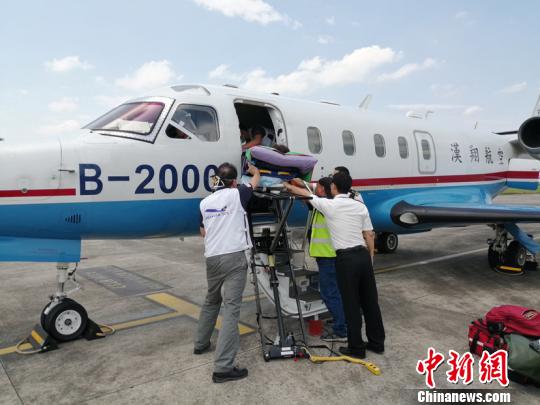 一名台胞从黄山机场搭乘急救包机返台医治