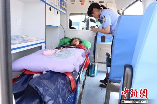 黄山边检和机场安检工作人员对病患及随行急救人员进行身份、手续核查(图片来源黄山机场)