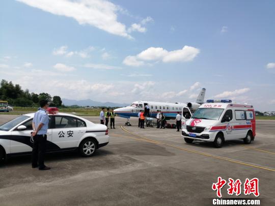 机场公安用警车将急救车引导至急救飞机停靠的机位(图片来源黄山机场)