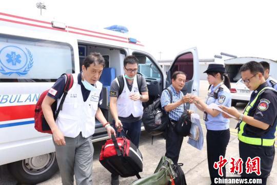黄山边检和机场安检工作人员对病患及随行急救人员进行身份、手续核查(图片来源黄山机场)