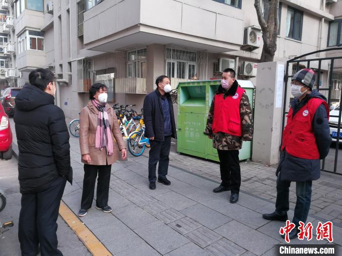 刘朝霞殷延宏慰问下沉社区的机关干部。台盟天津市委会供图