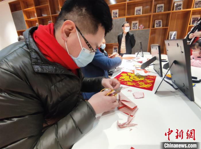 台胞体验剪纸 张畅 摄