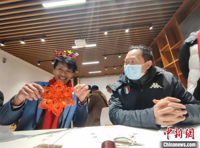 在武汉的台胞体验剪纸民俗 张畅 摄