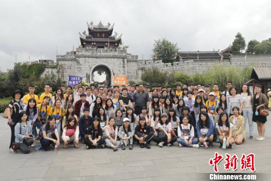 第十届台湾大学生研习营团员参观贵阳青岩古镇。　钟欣 摄
