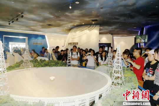 第十届台湾大学生研习营团员参观中国天眼。　钟欣 摄
