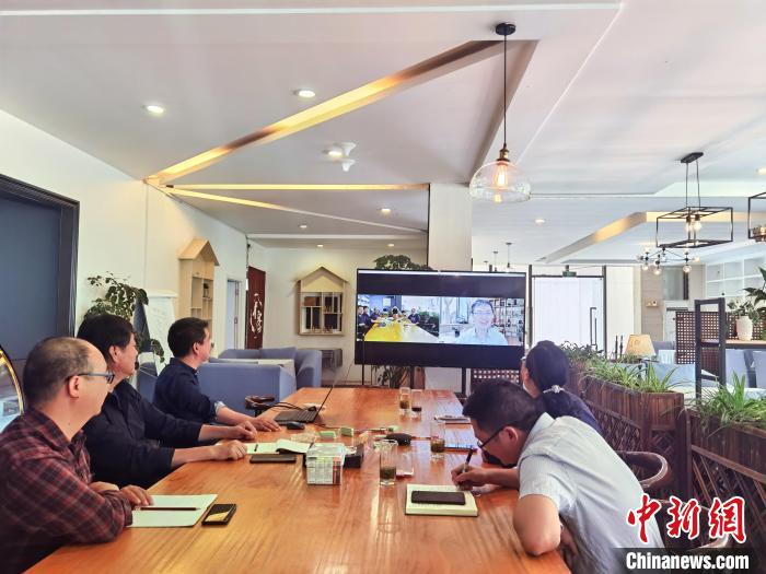 图为李国泰通过视频与工作伙伴及当地台办沟通工作事宜。 周燕玲 摄 图为李国泰通过视频与工作伙伴及当地台办沟通工作事宜。 周燕玲 摄