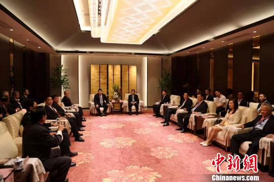 海南省委常委、统战部部长肖杰会见台湾嘉宾。　王宁 摄