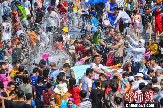 琼台少数民族同胞相聚海南保亭嬉水过“七夕”　　