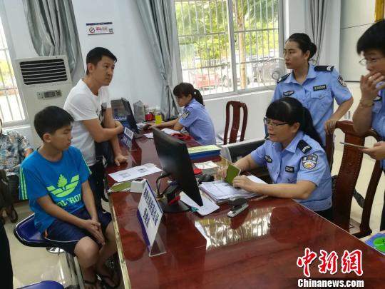 台胞在海南琼海市公安局嘉积派出所办理台湾居民居住证。　张茜翼 摄