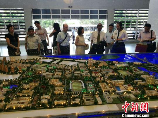 台湾佛光大学参访团在海南大学海甸校区全景模型前驻足观看。　付强 摄