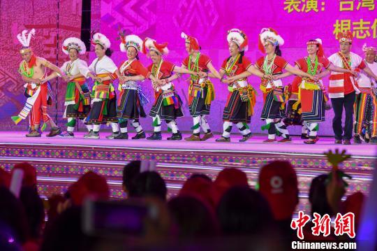 台湾同胞精心准备的舞蹈感染了现场观众。　骆云飞 摄