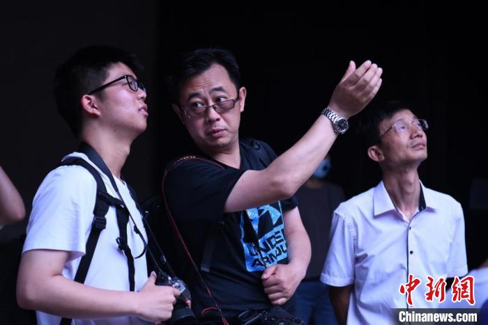 一位台湾青年(左)在导师指导下进行拍摄创作。　王刚 摄