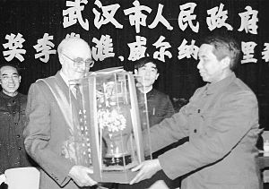 1985年1月25日，武汉柴油机厂的“洋厂长”格里希(左)获得武汉市政府嘉奖。图为时任武汉市市长吴官正给他颁奖(资料图片)。赵复 摄