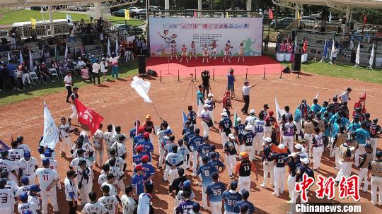 2019年“光明杯”慢速垒球友谊邀请赛，29日下午在深圳三月风垒球场开幕，来自海峡两岸26支球队共520名运动员参加此次比赛。组委会供图