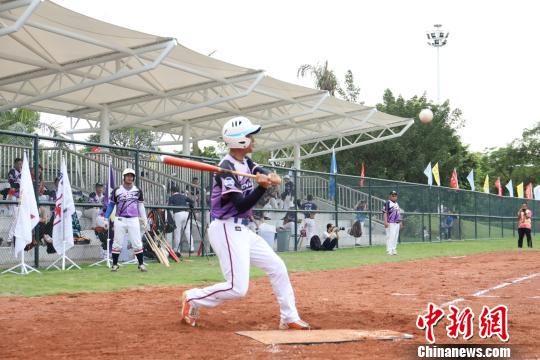 2019年“光明杯”慢速垒球友谊邀请赛，29日下午在深圳三月风垒球场开幕，来自海峡两岸26支球队共520名运动员参加此次比赛。组委会供图