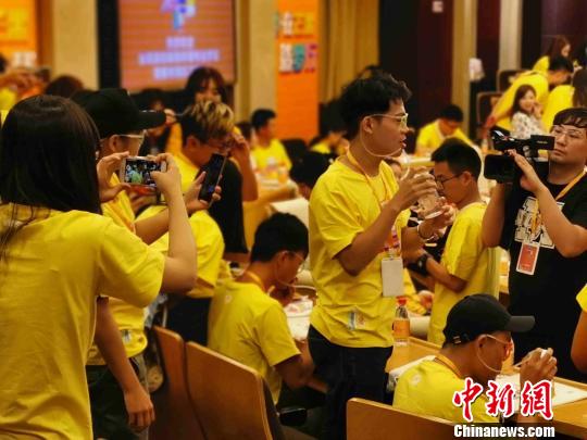 台湾学生分为10个小组通过游戏来配对其实习单位。　付敬懿 摄