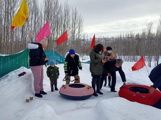 游客正在九师一六五团生态公园开心的滑雪，享受速度与激情，感受冰雪运动的快乐。