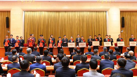 12月28日，兵团抗击新冠肺炎疫情表彰大会举行。自治区党委副书记、兵团党委书记、政委王君正等兵团领导为受到表彰的先进个人和先进集体代表颁奖。（兵团日报记者 张鑫 摄）