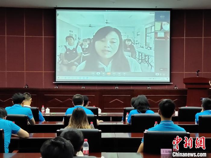 图为开营仪式现场与台湾视频连线。　王鹏 摄