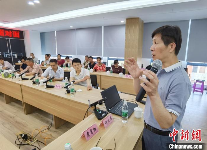 詹富翔授课分享种植经验。　刘忠俊 摄