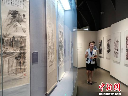 张大千诞辰120周年纪念大展上，张大千画作惊艳亮相。　严易梦 摄