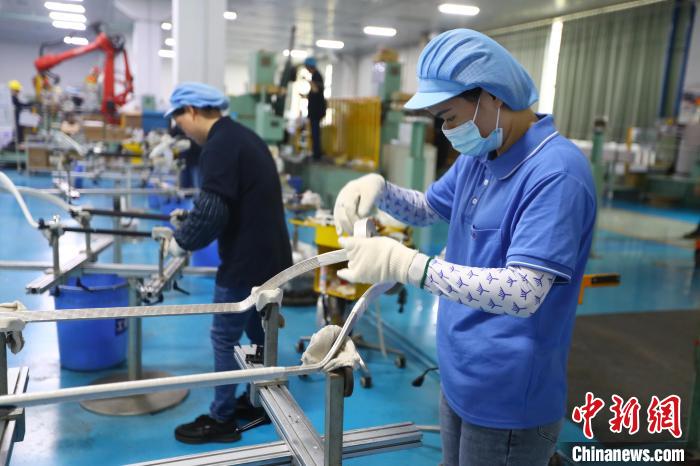 图为2021年5月，江西南昌一家台资企业中正在作业的工作人员。(资料图) 刘占昆 摄