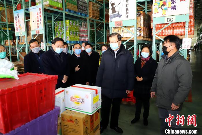 2月19日，山东省委常委、统战部部长张江汀到济南市济阳区旺旺集团山东总厂、济南统一企业有限公司、山东统超物流有限公司等台资企业，实地察看生产车间、仓储物流等重点区域，调研疫情防控工作和企业复工复产情况，实地解决当前生产经营面临的突出困难。山东省台港澳办供图