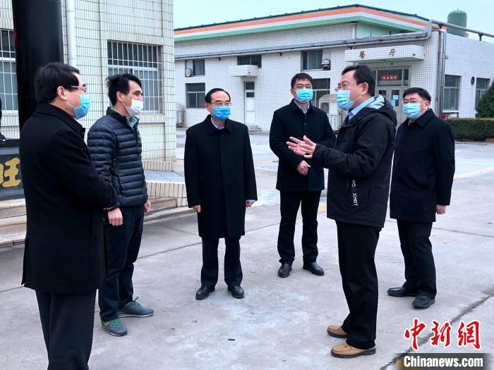 2月26日，山东省台港澳办刘渊主任再赴济阳区旺旺集团山东总厂了解台资企业复工复产情况，向企业捐赠部分口罩。山东省台港澳办供图