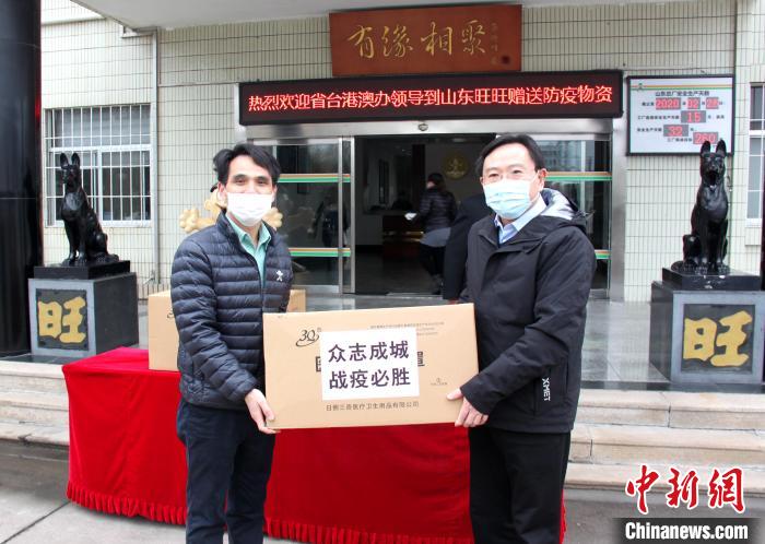 2月26日，山东省台港澳办刘渊主任再赴济阳区旺旺集团山东总厂了解台资企业复工复产情况，向企业捐赠部分口罩。山东省台港澳办供图