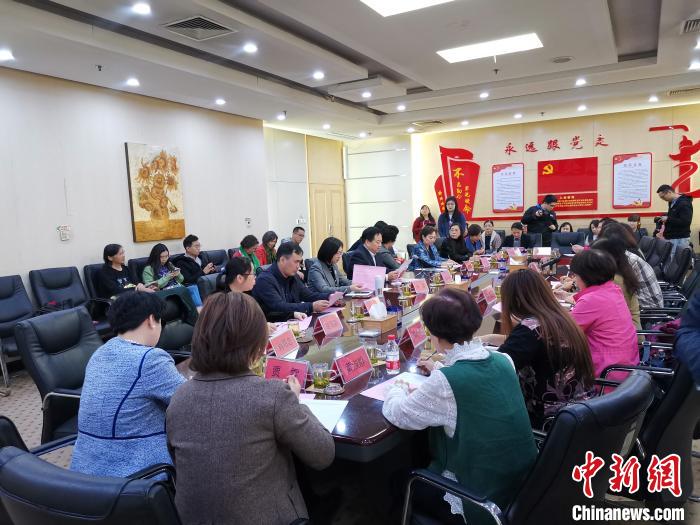 10月28日，台湾澎湖县青溪妇女协会参访团到访山东济南，与济南妇女届交流座谈。　王思羽 摄