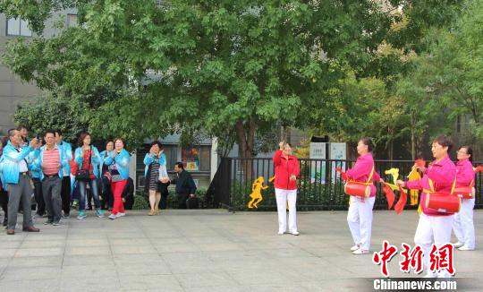 来自台湾基隆市的31位台胞在山东济南与近百位历下区居民欢度“第七届济南·基隆邻里节”。　赵晓 摄
