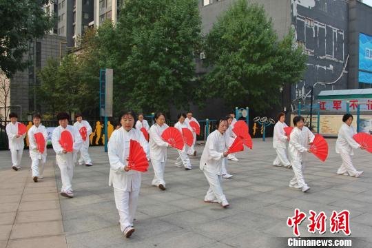 图为历下区居民表演太极拳迎接远道而来的台湾客人。　赵晓 摄