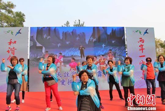 图为台湾同胞在现场表演节目《爱拼才会赢》。　赵晓 摄