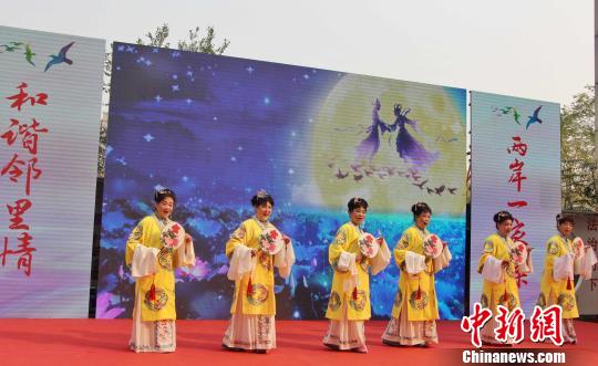 图为历下区居民在现场表演传统戏曲《霸王别姬》。　赵晓 摄