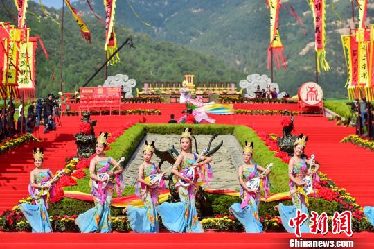 开场舞《乐舞飞天》于动静之间展示出古代神女的古朴雅典，象征着人类热爱自然、昂扬向上的精神风貌。　许洪业 摄