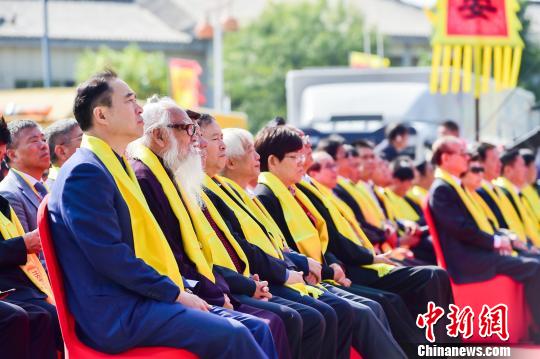 在场嘉宾表达中华儿女对天地和圣贤的敬重、对传统文化的热爱，对国家风调雨顺、国泰民安的美好祈愿。　许洪业 摄