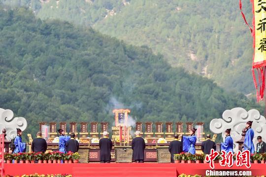 迎神、奠玉帛、进俎、行初献礼、行亚献礼、行终献礼……“国泰民安 共谋发展”2019海峡两岸敬天祈福盛典以古礼为尊，祭拜天地，祈福苍生。　许洪业 摄