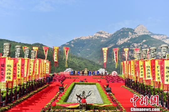 旌旗蔽日，舞乐流风。祭天拜地，天人交流，是千百年来古代帝王先贤与民间百姓重要的祭祀活动。　许洪业 摄