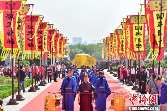 众礼生身披敬天华服徐徐入场，礼乐之声浑厚悠长。　许洪业 摄