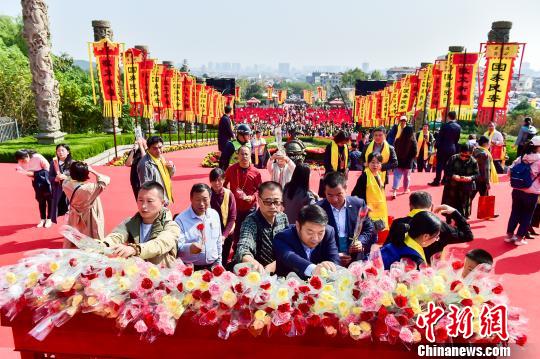 在场嘉宾上台献花，表达中华儿女对天地和圣贤的敬重、对传统文化的热爱。　许洪业 摄