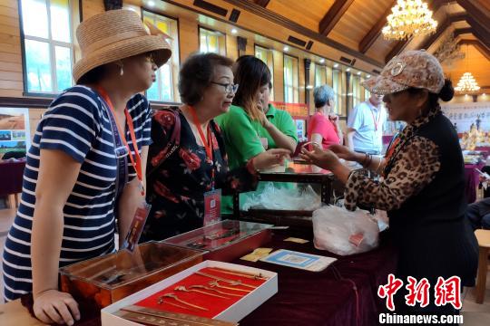 品两岸书画、赶文化大集、体验民俗非遗，第九届海峡两岸泰山石敢当文化节9月5日在山东泰安启幕。　杨飞 摄