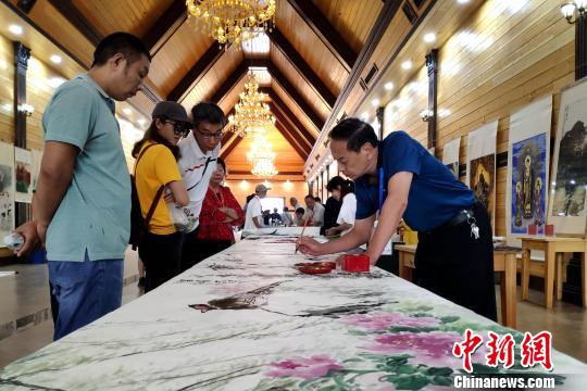 文化节上，著名台湾佛画大师胡明宏为泰安市博物馆赠送佛画作品，《泰山石敢当》长篇小说正式出版发行。　杨飞 摄