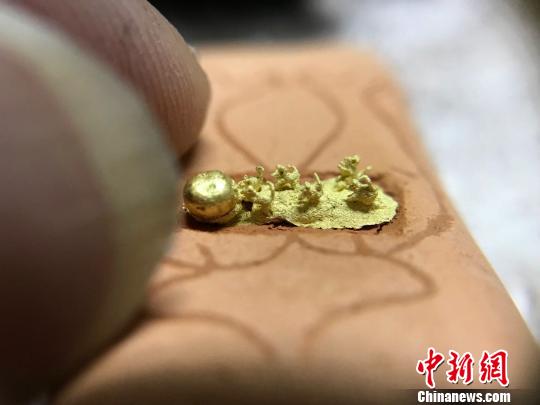 台湾雕刻大师陈逢显3件豪芒雕刻作品在现场展出。　杨飞 摄